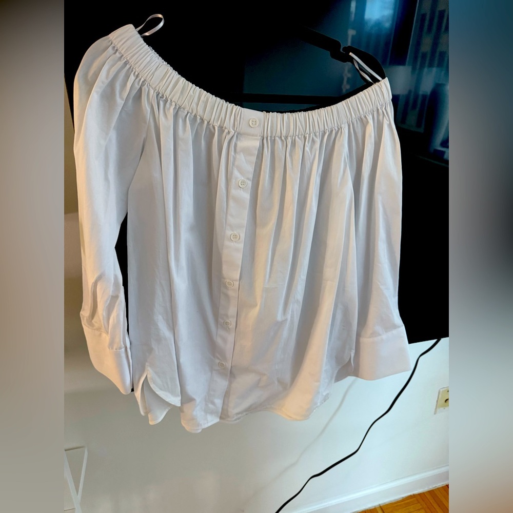 Zara off the shoulder blouse. Perfect for date nightt. Only i never wore it.